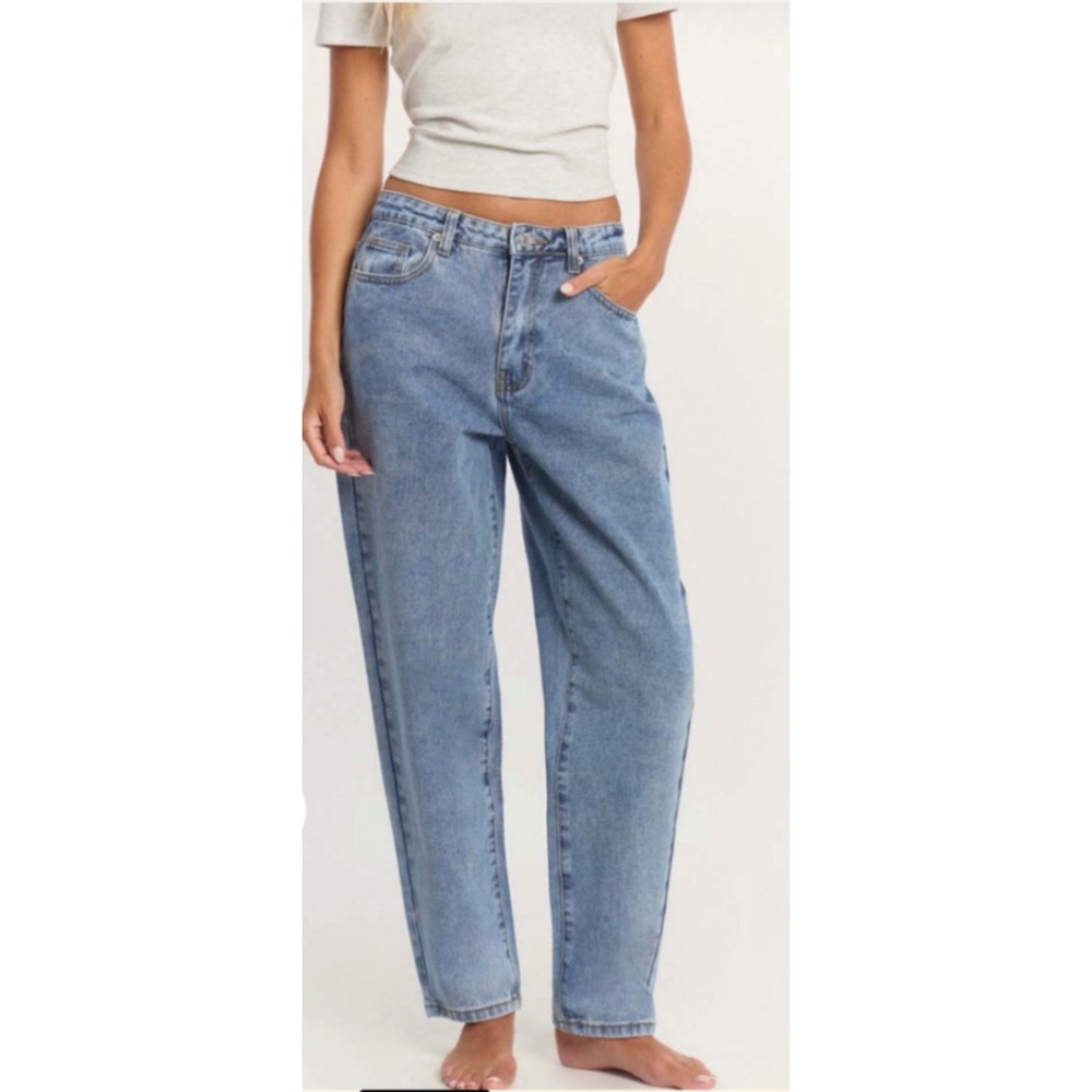 PrettyLittleThing High Rise Light Wash Mom Jeans Size 8 Relaxed Tapered